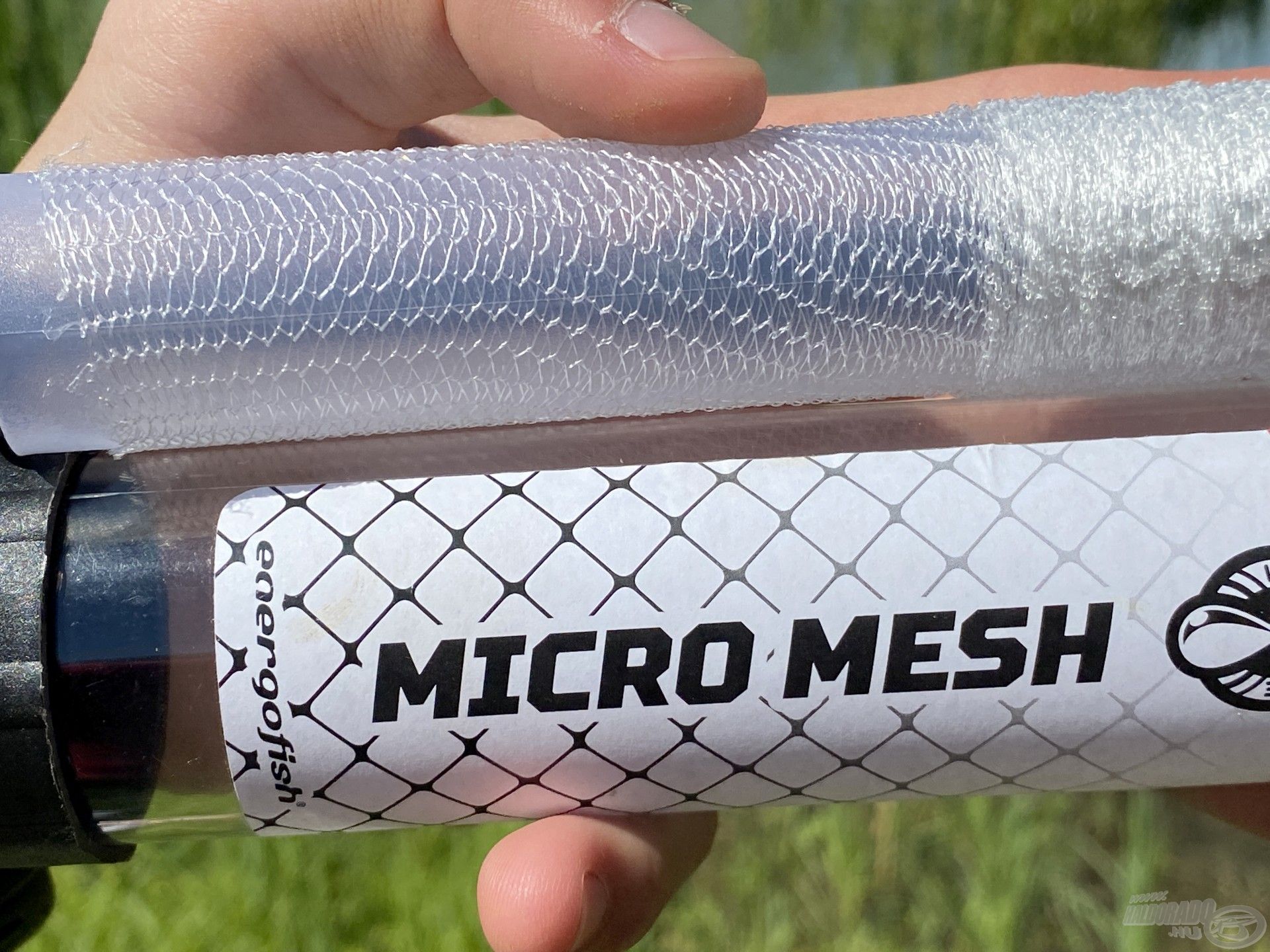 Jól látható a Micro Mesh háló sűrű szövése