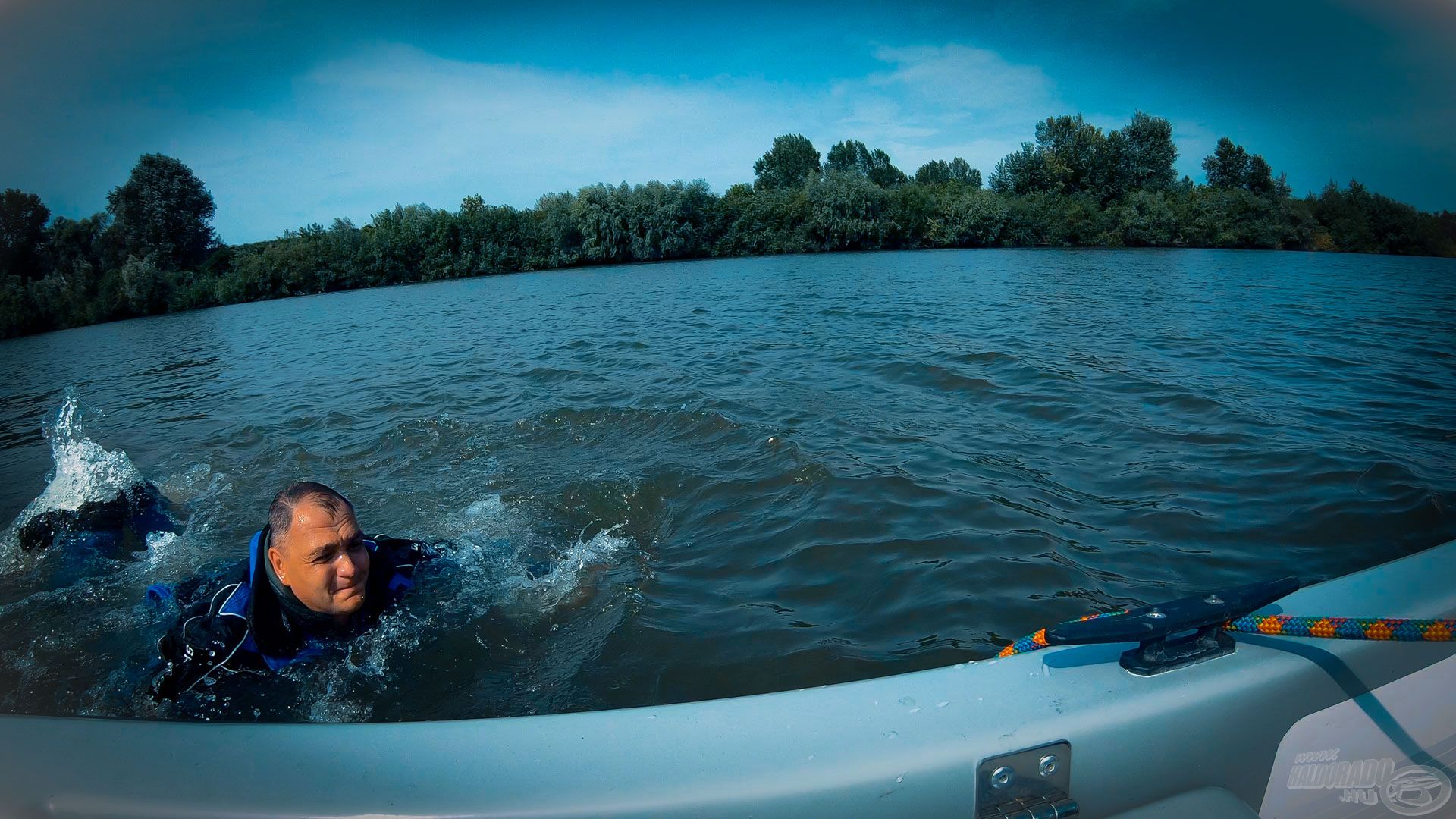 A lassú Tisza is tolt azért elfelé, és ennyi ruhában, nagy csizmában már nagyon nehéz volt az úszás