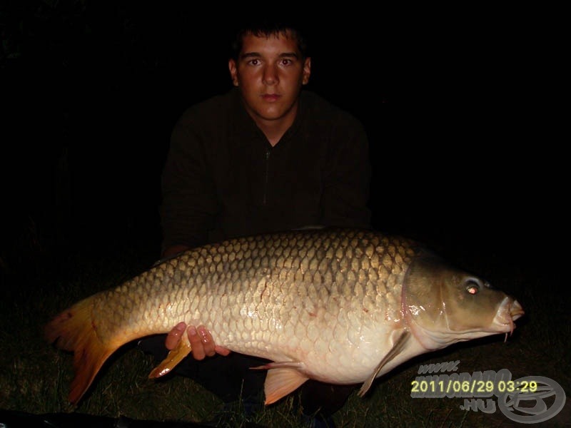 Krisztián új egyéni pontyrekordja, 12,15 kg, csali: Carp Dream Fish Steak (16 mm) + Formula X Pop-Up (16 mm)