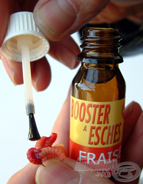 Sensas Booster Esches ecsetelő. Ez a közepesen sűrű, rendkívül tiszta aroma azonnal a csali sejtjeibe hatol. Kézről szinte lemoshatatlan. Nagyon tartós, intenzív