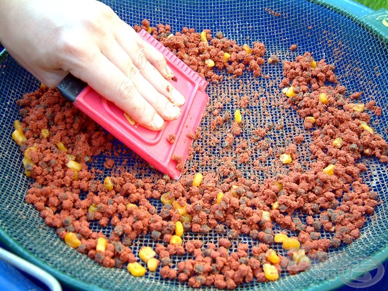 A pellet is horogállóvá tehető a következő módon. 1. lépés: Helyezzünk egy marék felpuhult pelletet a legkisebb lyukú törőszitára, majd passzírozzuk át (nem könnyű!)