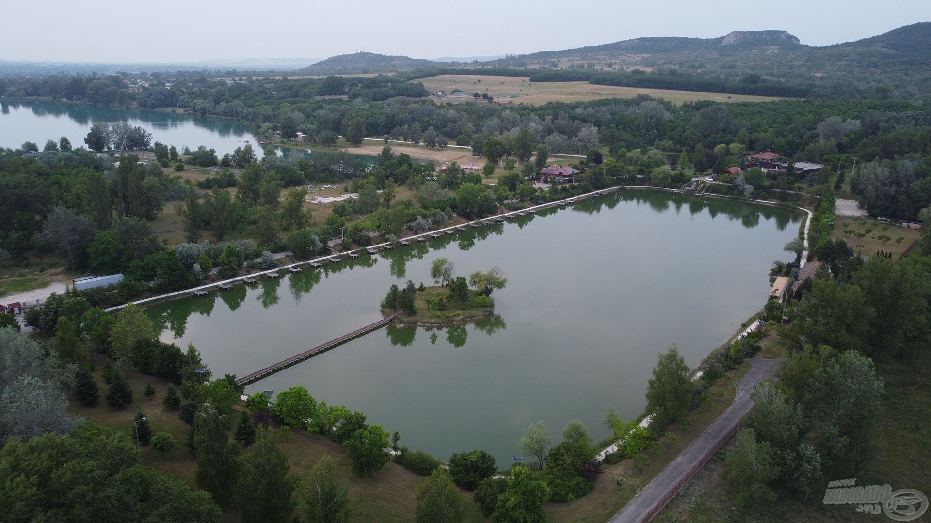 Etetésemet első nap a sziget tövére dobtam, míg a pelletes keverékkel magam előtt, a tó közepét vallattam
