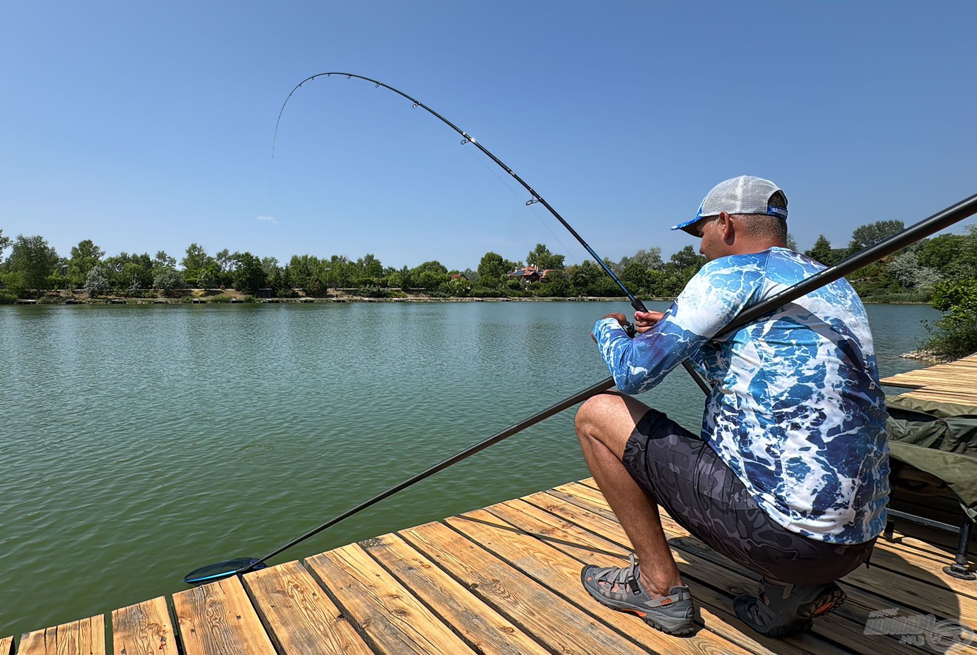 A magas stégről elkélt egy jó erős és könnyű merítő nyél, mely most a Brutal Carp 4 méteres változata volt