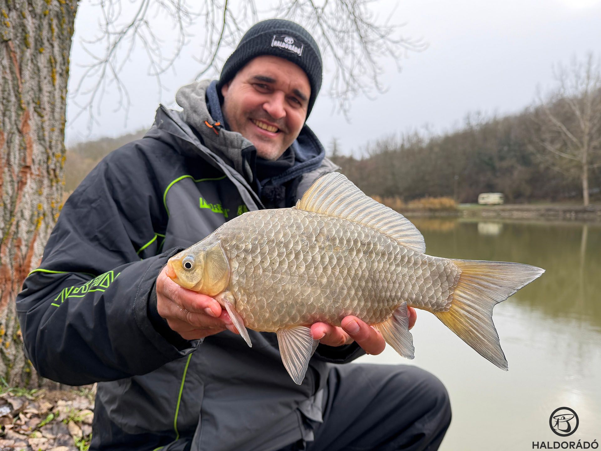 Ezek a mohó halacskák a kis csalit a horoggal azonnal bekebelezték