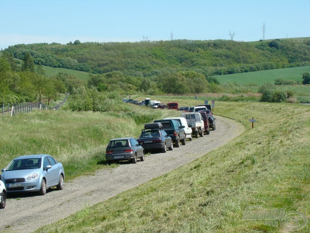 A horgászok sorban ülnek, az autók sorban állnak