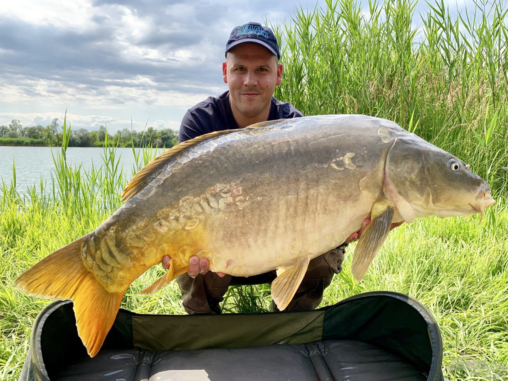 … és egészen elképesztő méretek jellemezték ezt a gyönyörű, 21 kg-os tükörpontyot