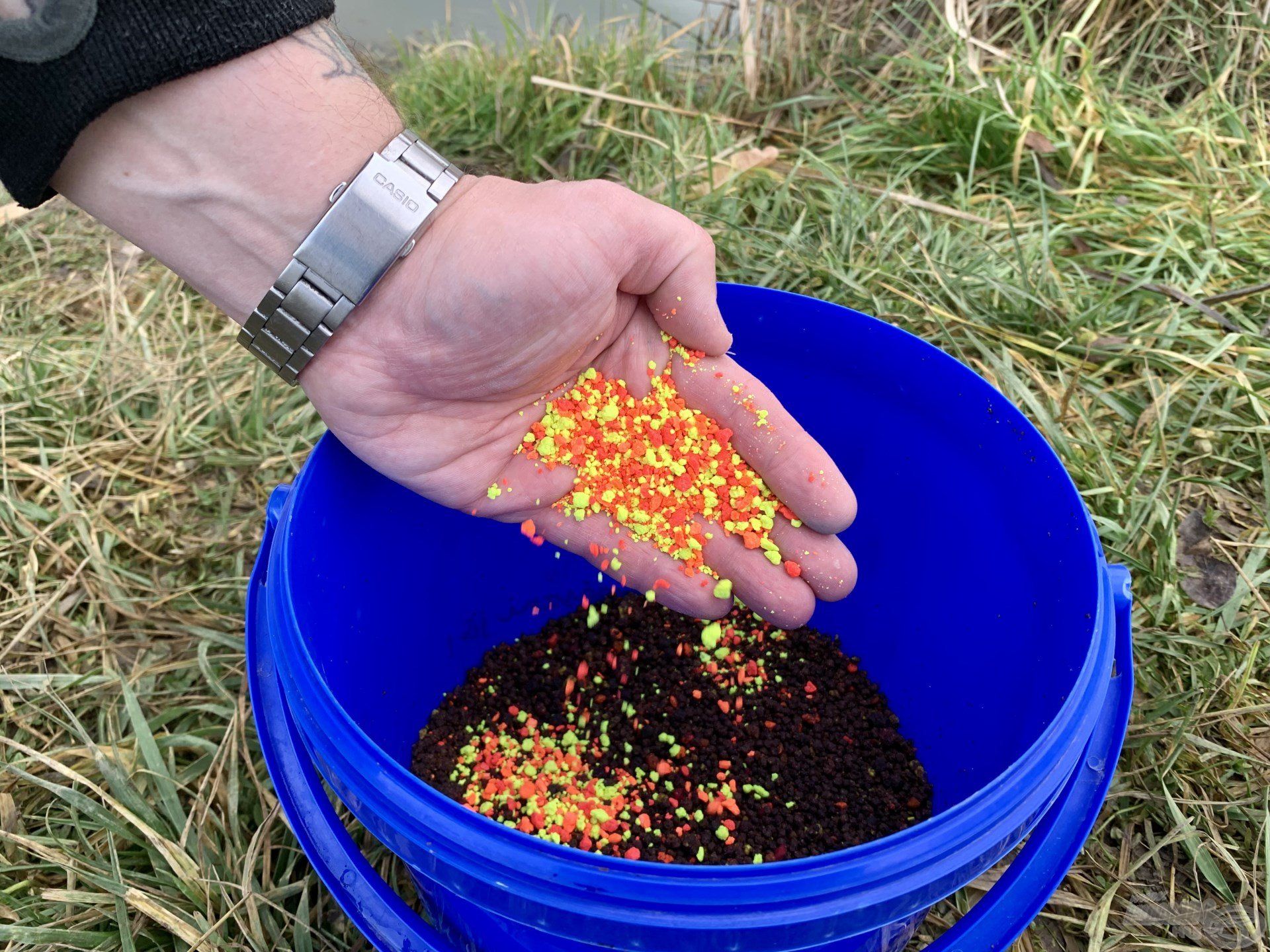 Az elkészült pellet keverékhez kevés Fluo morzsa került Tricolor változatban…