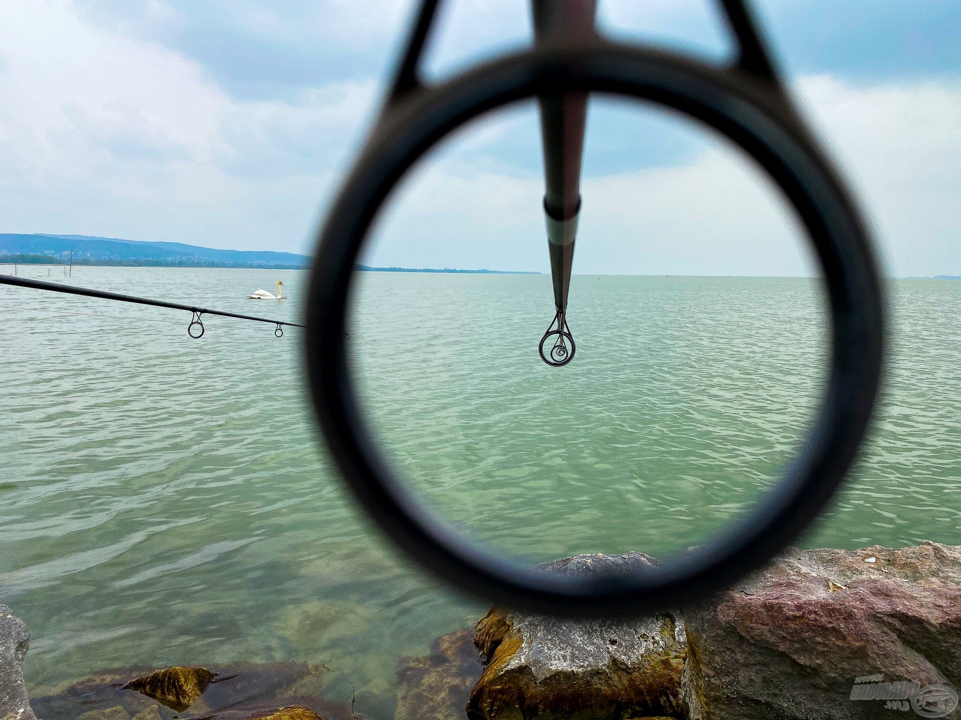 Egy gyűrűn keresztül a Balaton