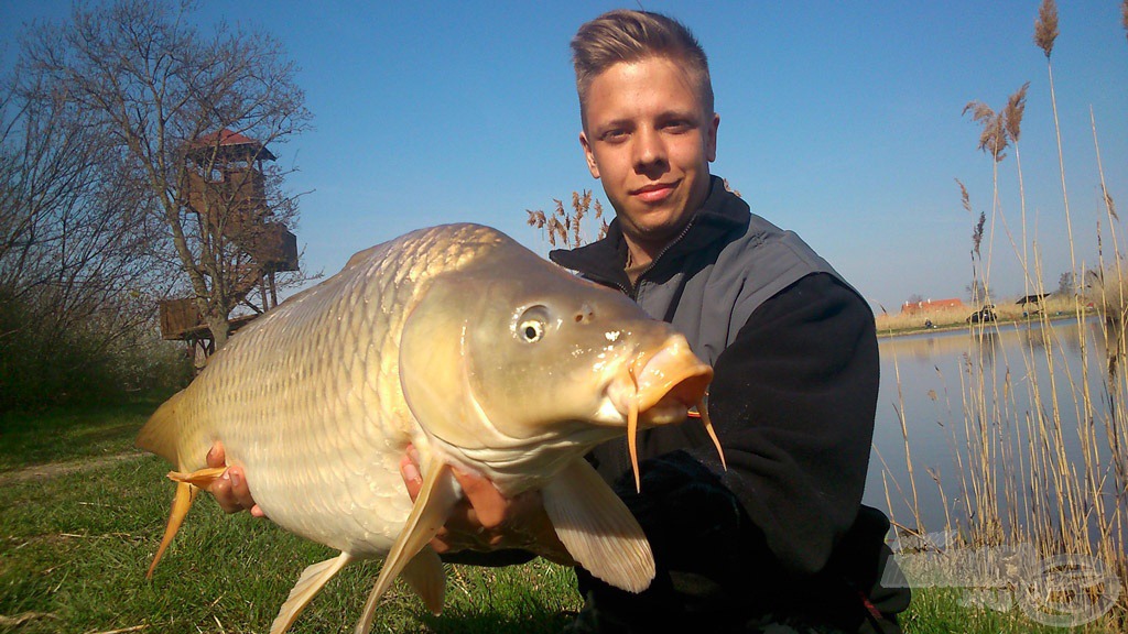 Kézben a várva várt 10 kg feletti ponty. A 10,20 kg-os gyönyörű pikkelyest…