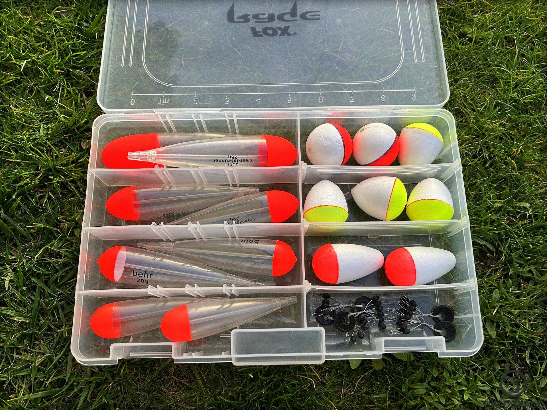 Nagyobb méretű, csukázó úszóim egy dobozban