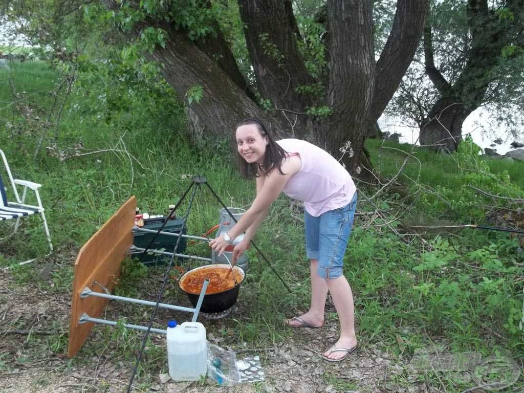 Csóri és Danna Vikije pedig a babos-lecsós egyveleg felett őrködött