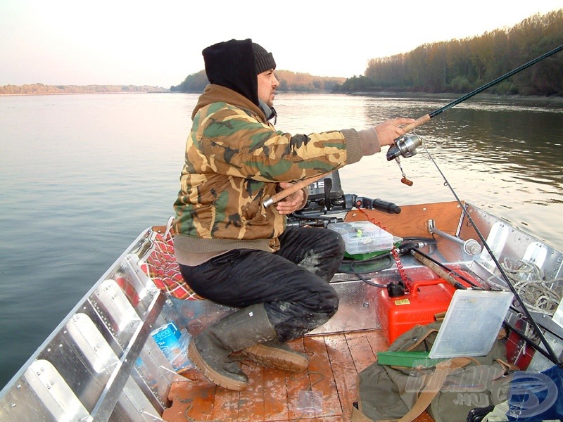 A pergetés során arra is ügyelni kellett, hogy a horgászt ne láthassák meg a halak, ezért a dobások…