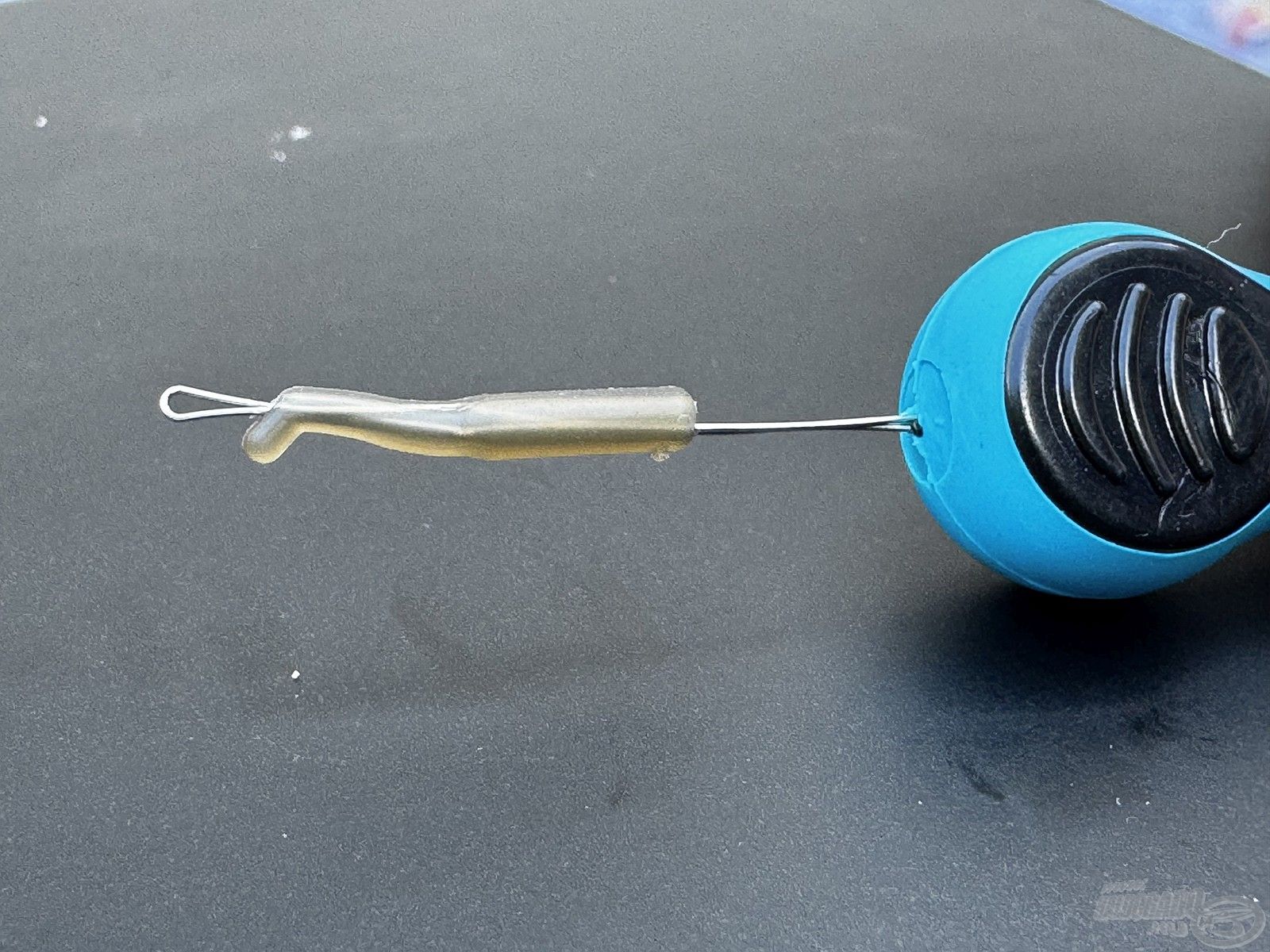 A Hook Eye Threader fűződrót óriási segítség a pontyos előkék elkészítése során, ugyanis a nehezen fűzhető részek kezelése gyerekjátékká válik