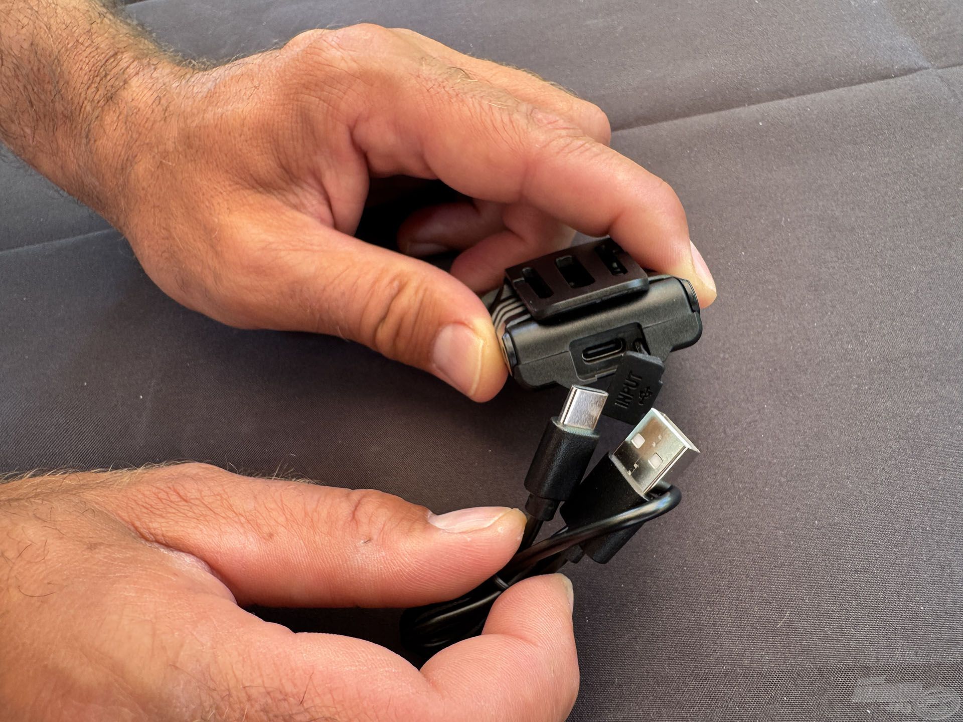 A lámpát, a mellékelt, USB-C csatlakozóval rendelkező töltőkábellel lehet csatlakoztatni bármilyen töltőhöz