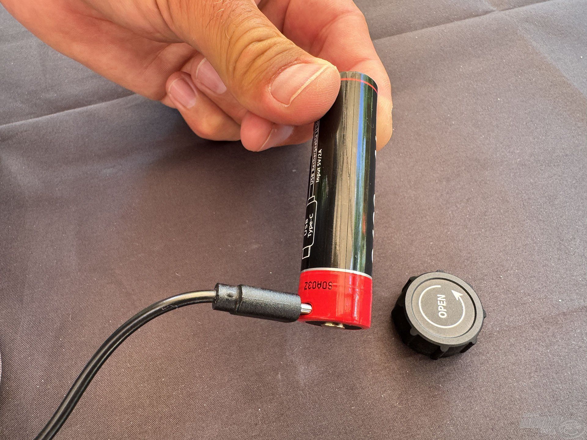 Az USB-C csatlakozós töltőkábel is a fejlámpa tartozéka…