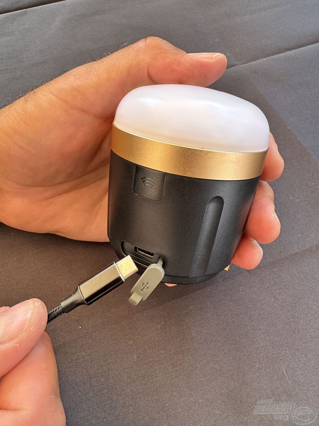 A készülék USB-C csatlakozós kábel segítségével tölthető
