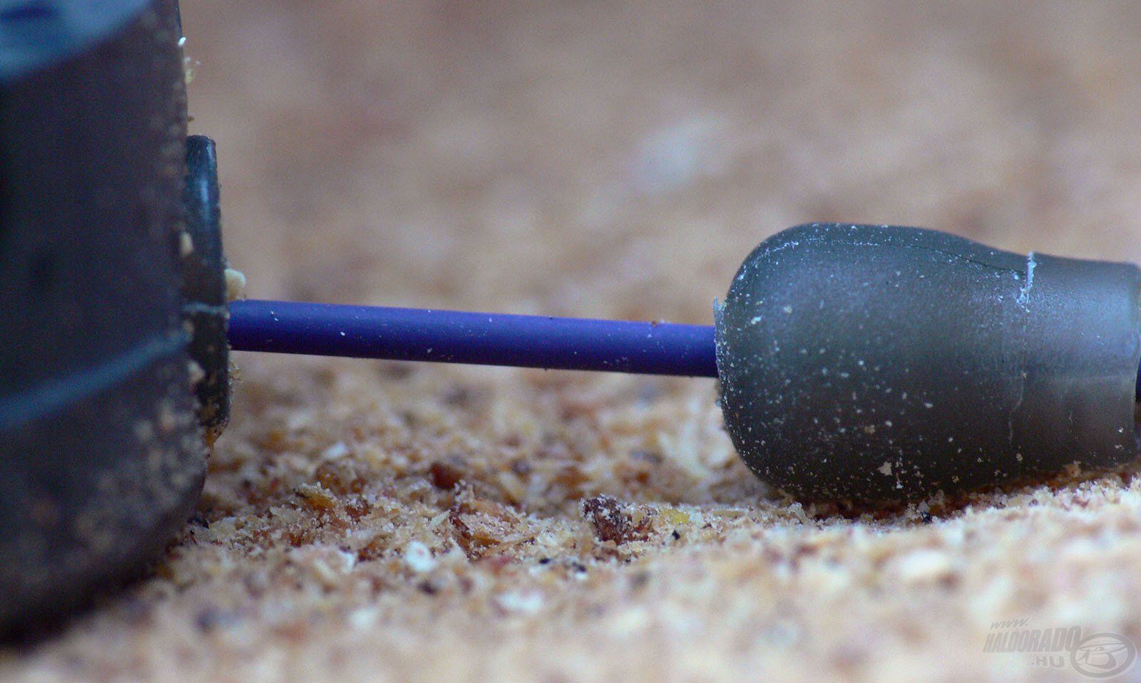 A Dura Banjo Feeder – gumis, annyiban különbözik, hogy a szárában egy gumi van, tehát fix maga a kosár