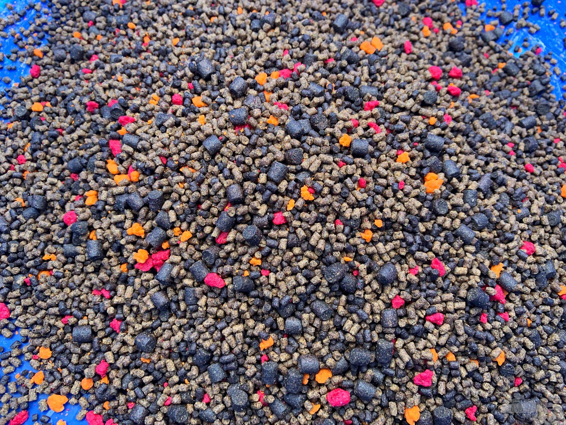 Az őszi method pellet mix tartalmaz sárga, piros morzsát, illetve pár nagyobb pelletet is