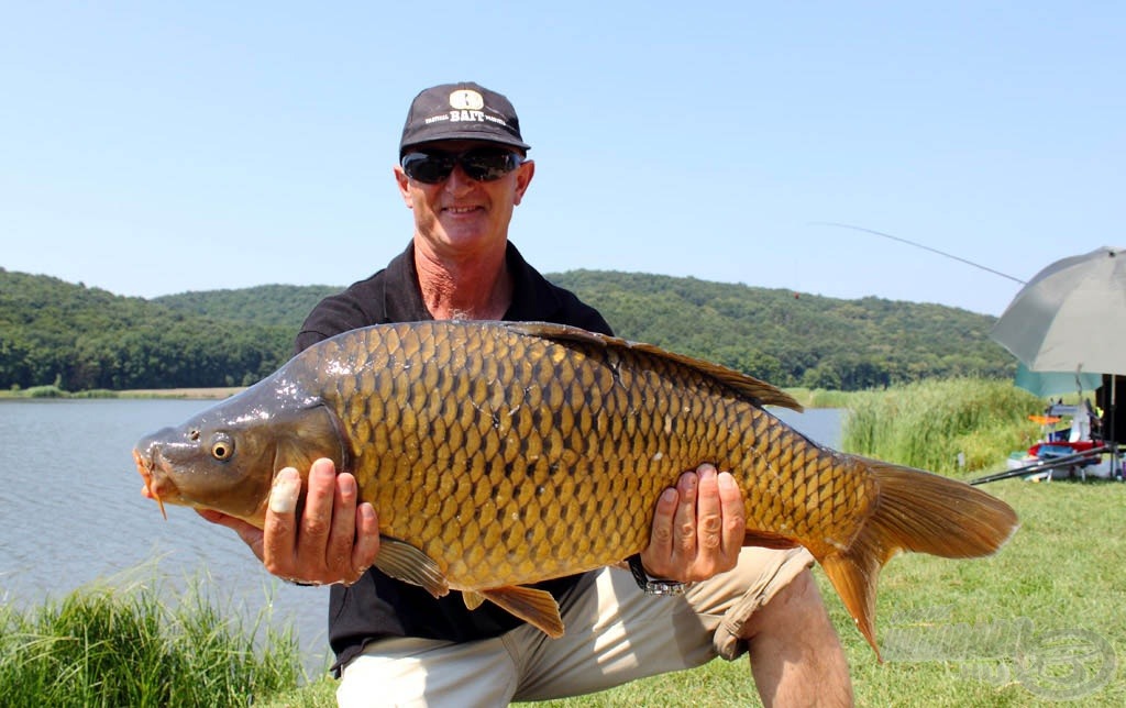 Szász Sándor a 8 kg feletti tőpontyért gázolt vízbe