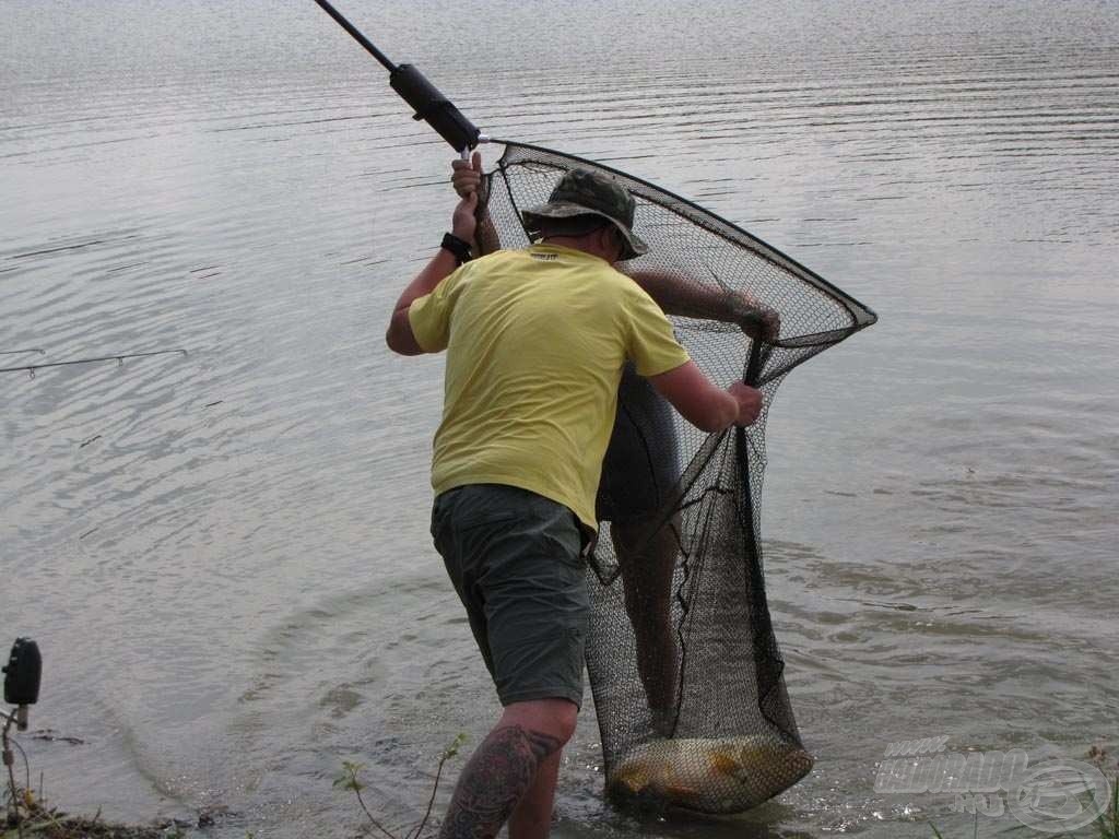 Munkában a 3600 Fishing Team