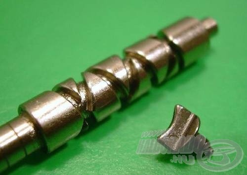 A Shimano orsók dobemelő tengelye (worm shaft) rozsdamentes acélból készült. A végtelenített csavarmenetű horony metszéspontjai nem egy vonalban vannak, ebből látszik, hogy kétsebességes dobemeléssel van dolgunk
