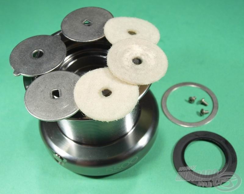 A gumigyűrűvel is védett fékszerkezet a Shimanóknál megszokott olajos filcbetéteken alapul