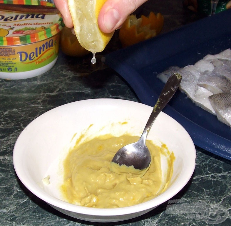 A fokhagymás mustárba 1 citrom leve és őrölt szerecsendió kerül