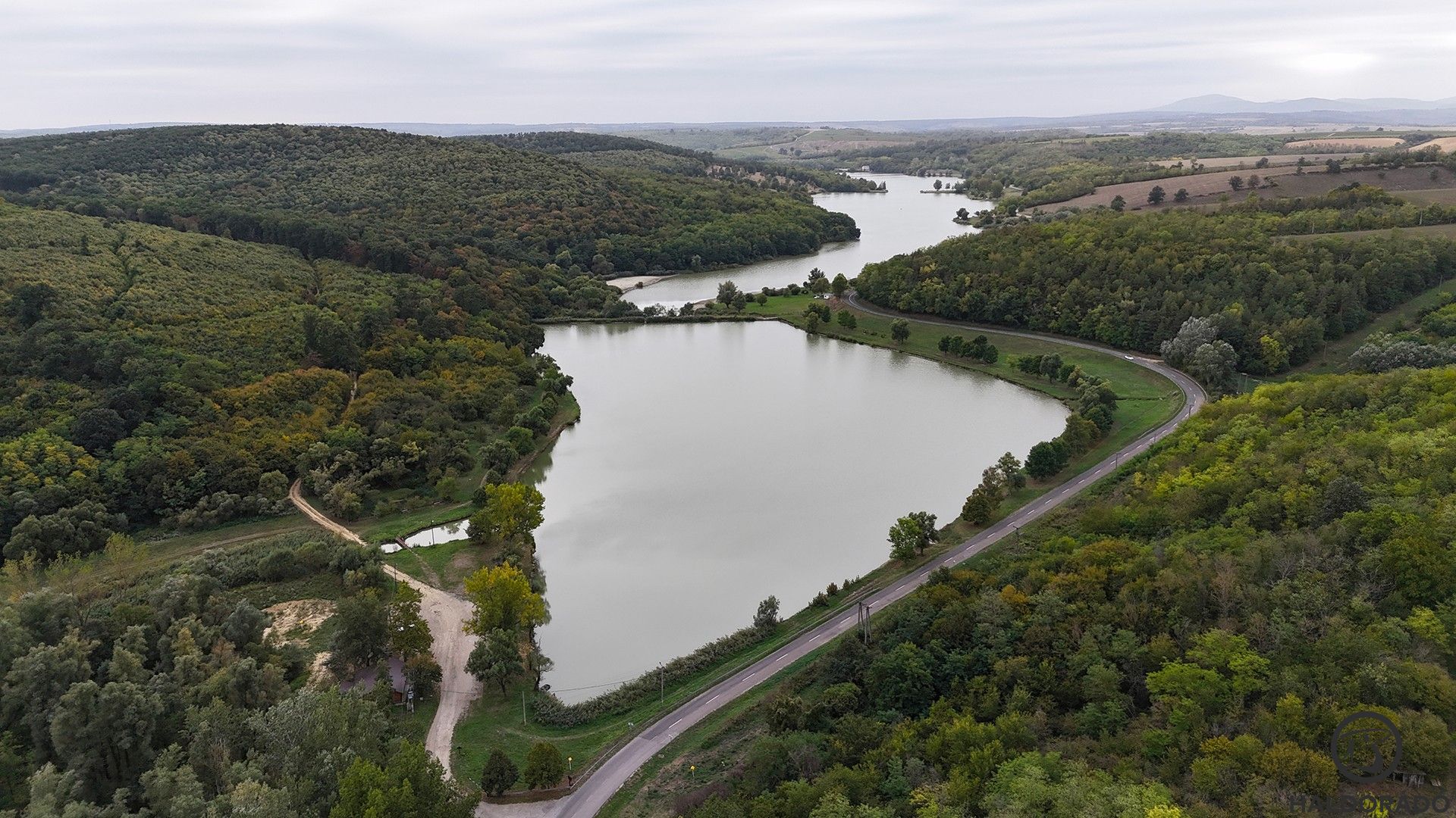 Dombok és erdők közt húzódik