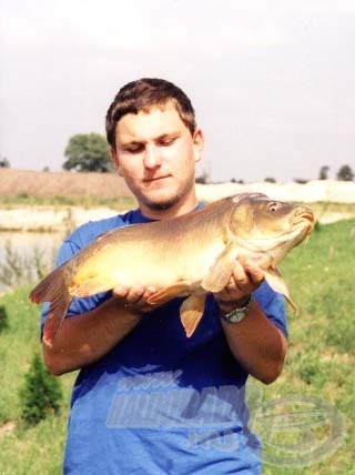 Ez az 5 kg-os tükörponty a horgászat legnagyobb halát képviselte. Külön öröm volt a számomra, hogy machbottal sikerült fognom, és ráadásul az ízesített kukoricára csábult el