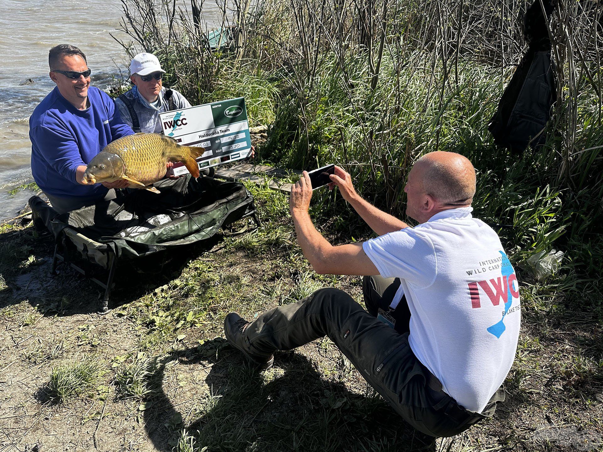 Gyuszi barátom első, 13,7 kg-os Tisza-tavi pontya