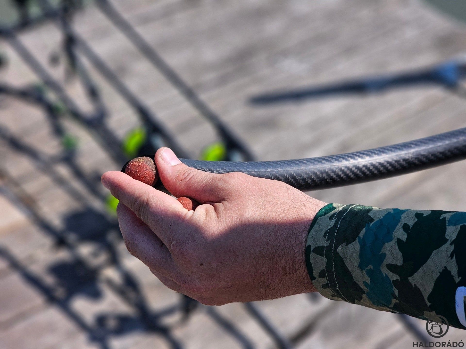 … 1 szem 24 mm-es Tonhal és Szúnyog lárvás bojli kerül a csőbe…