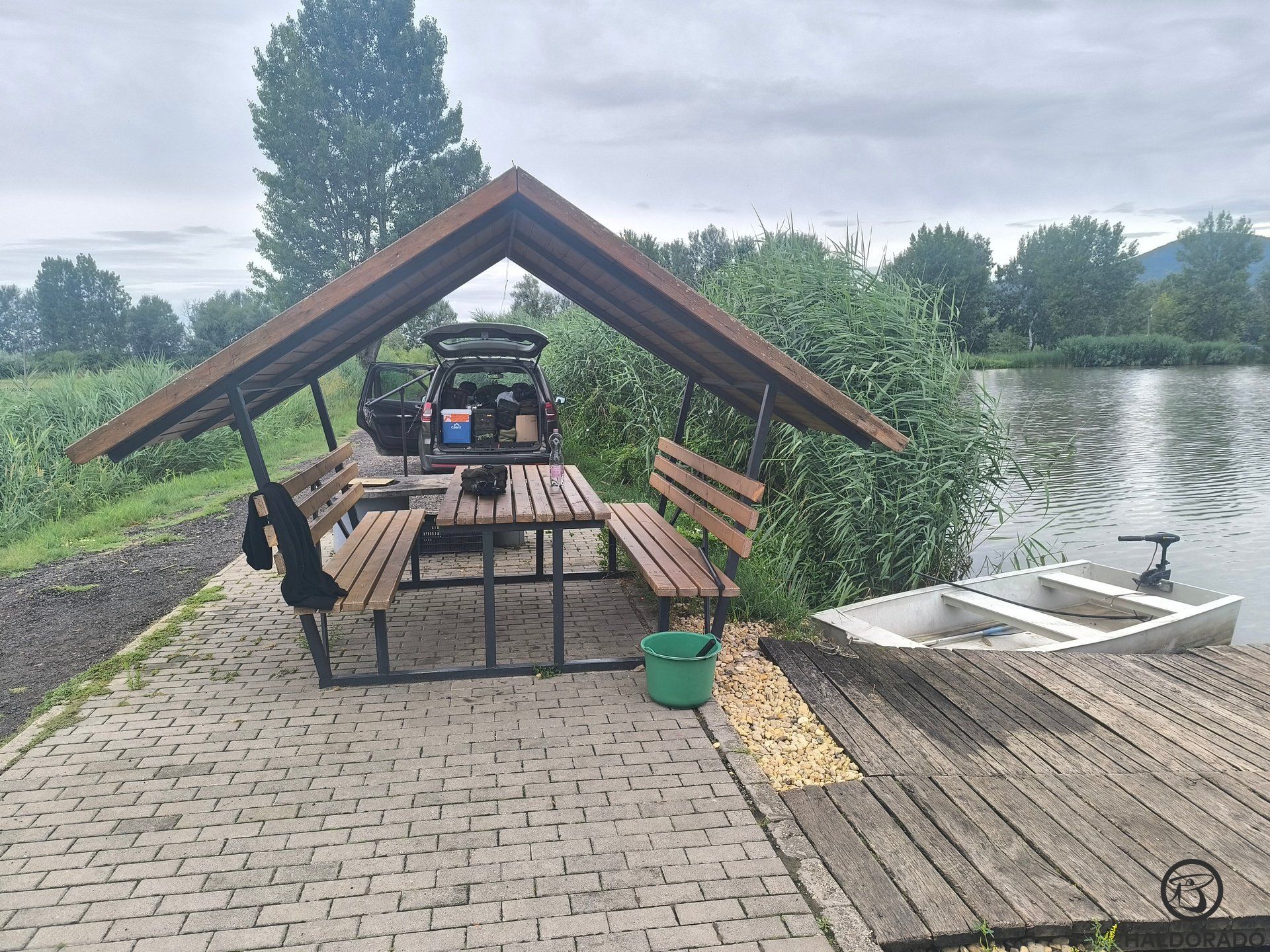 Minden igényt kielégítő horgászállásokkal várja a tórendszer az idelátogató vendégeit