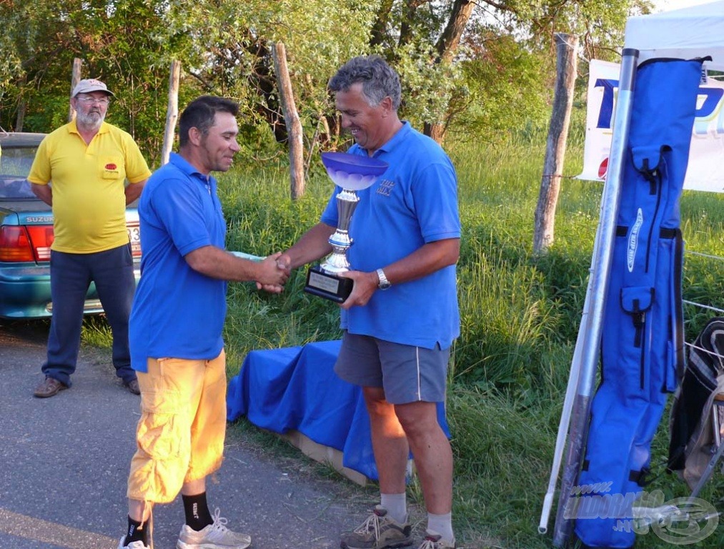 Gyulai Ferenc a győztesnek járó serleget veszi át Papp Józseftől, a verseny házigazdájától