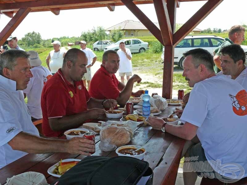 A két forduló közti ebéd és pihenő meghitt pillanatai