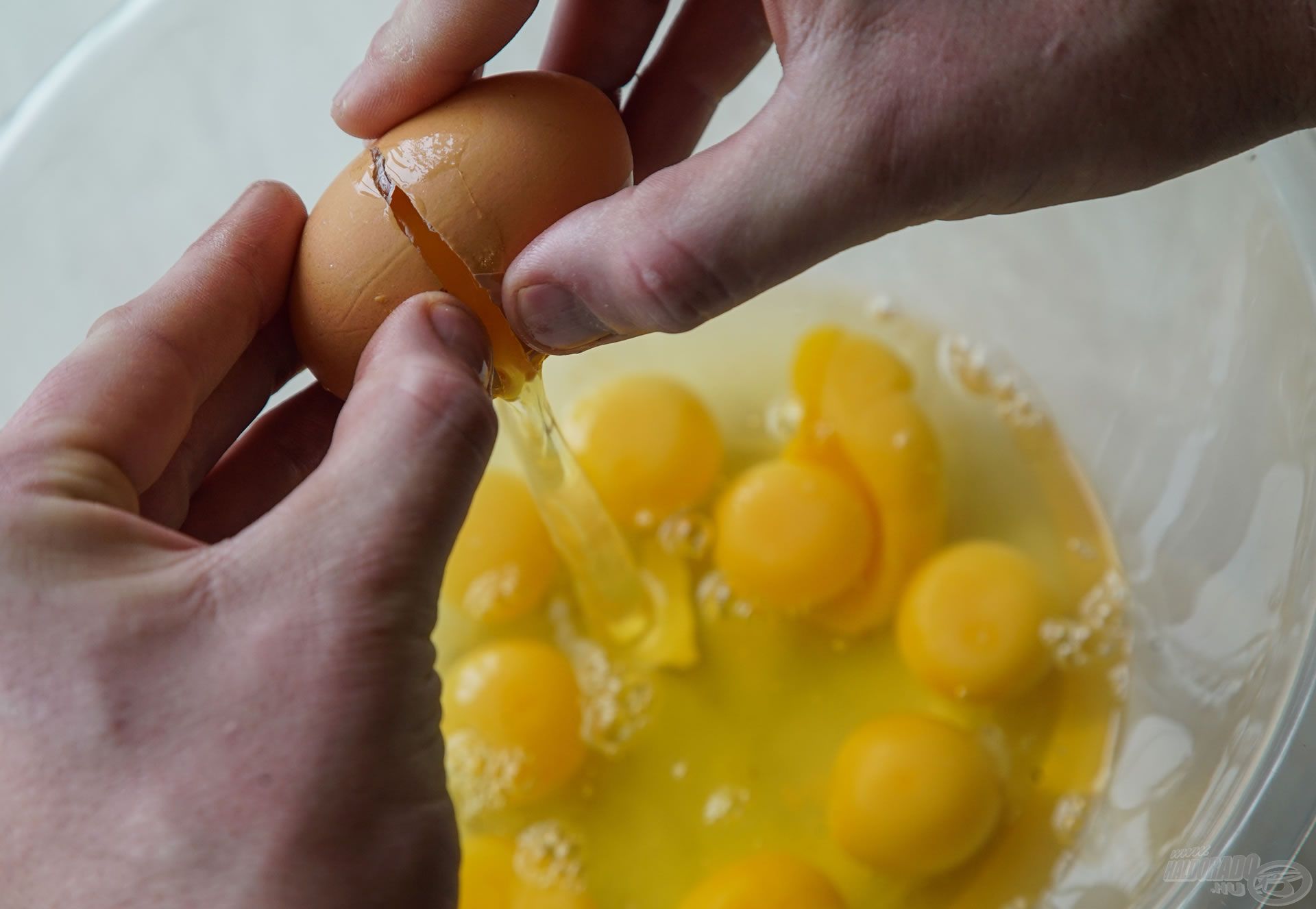 A másik edénybe törj 10 db közepes méretű tojást