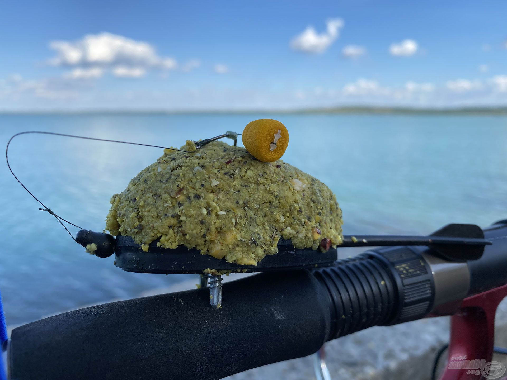 Annyira erős volt az áramlat, hogy a Pellet Feeder kosaras végszerelékemet elgörgette. Kizárólag a lapos method kosarat tudtam 100-120 méterre, a bedobás helyén megtartani. A kosár stabilizálása érdekében még további 2 db lemezcsavart tekertem abba. A körmök tökéletesen megfogták a Haldorádó Dart XL 55 grammos kosarat!