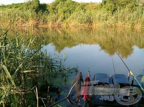 A lemenő nap által megfestet csatorna