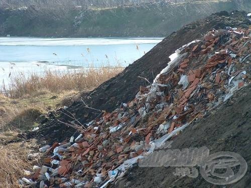 A lelkiismeretlen emberek kényük-kedvük szerint szórták a tópartra a hulladékot