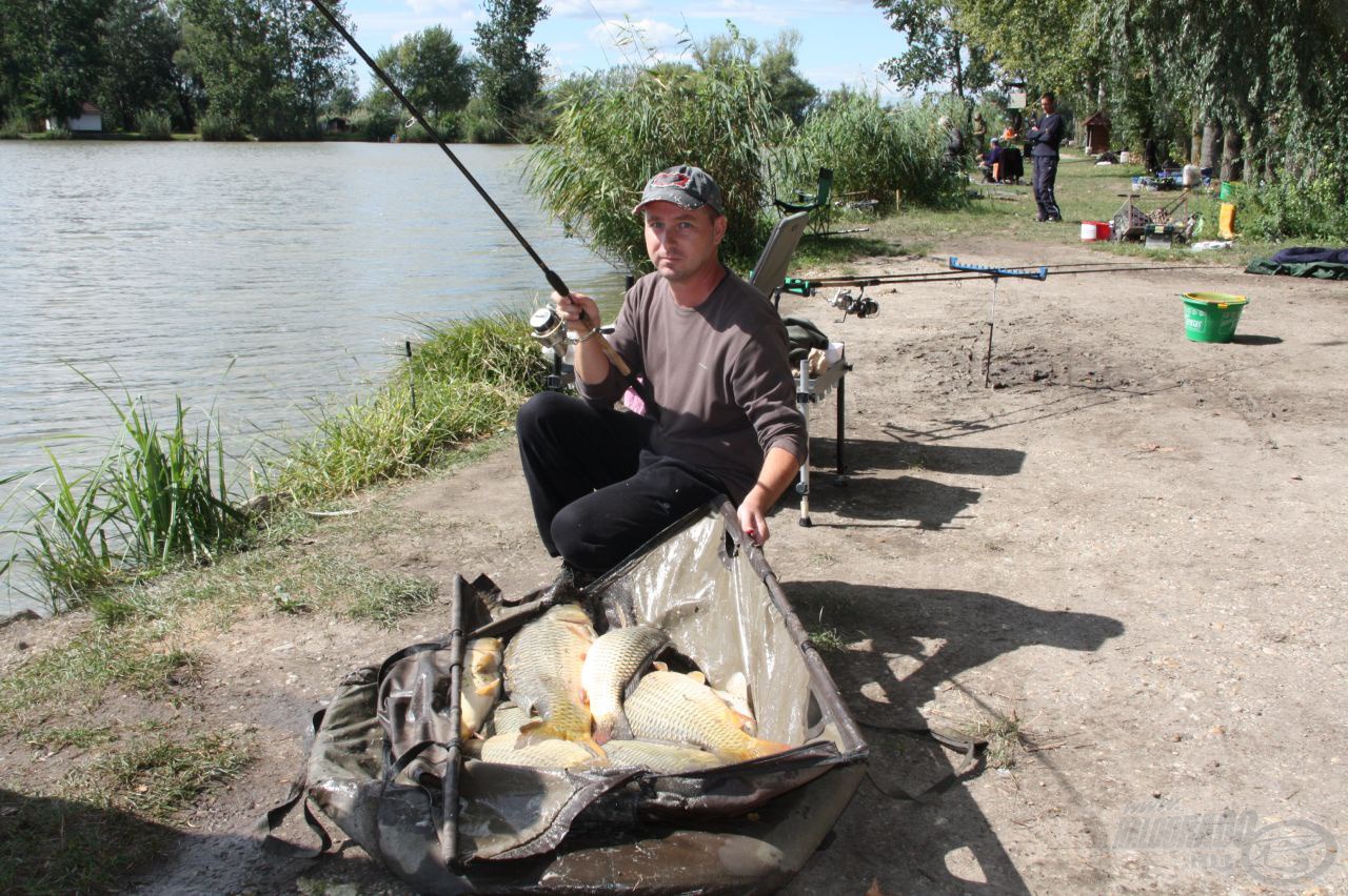 Oroszi Gábor fáraszt fotózás közben. A horgon levő hallal együtt 43 kg-ot mérlegelt