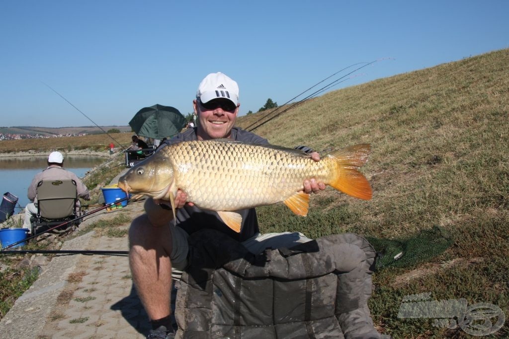 Közben Dávid fogott egy kilenc kiló feletti pontyot