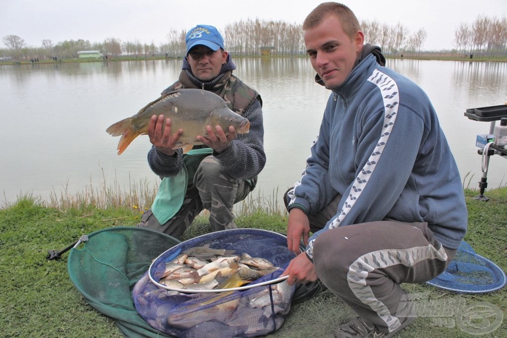 Borsos Gábor (balra) társával és a szektorgyőzelmet hozó halakkal