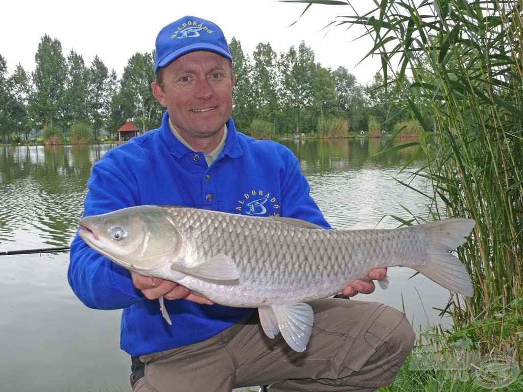 Döme Gábor terelte szákba a nap első amurját