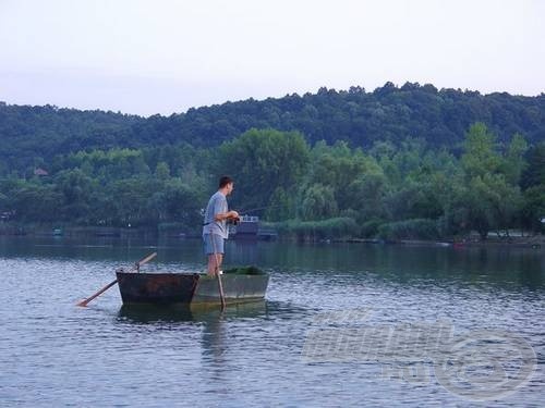 Lovasi András, a \'Kispál és a borz\' frontembere éppen szereléket szabadít...