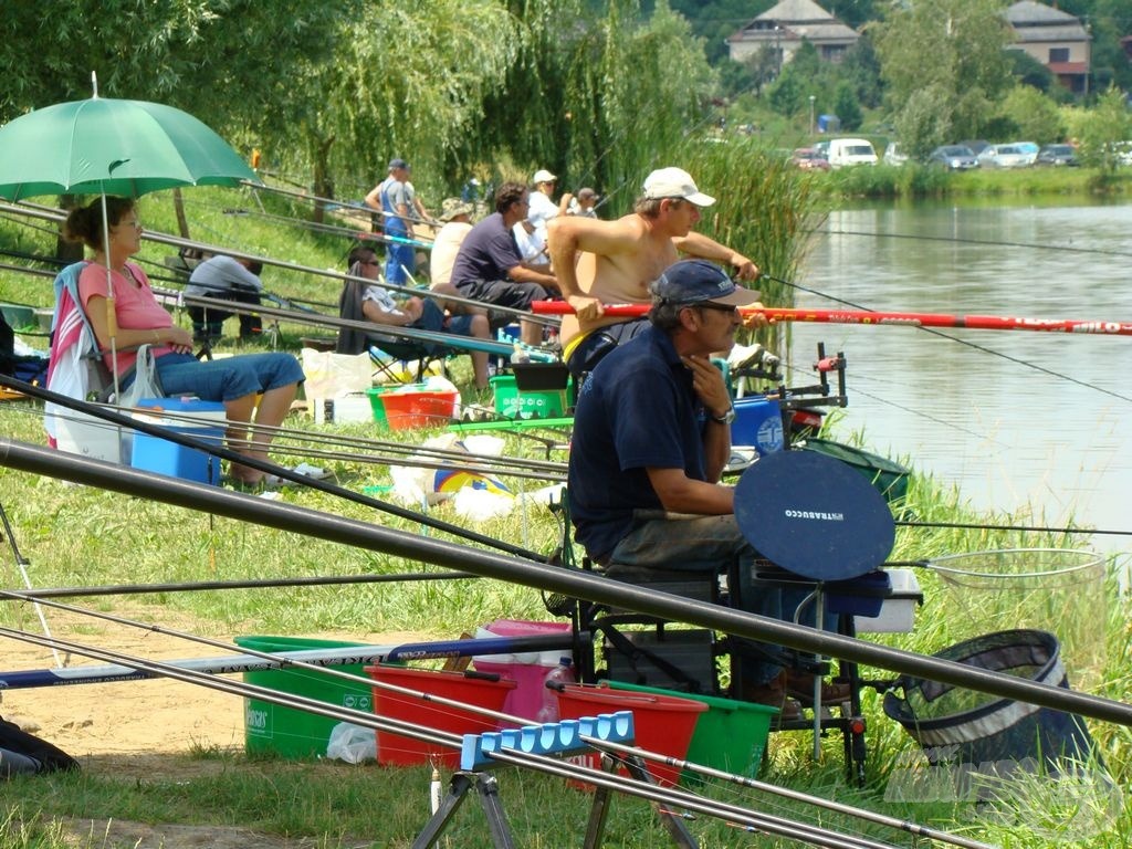 Az úszós horgászok a 2. sz. versenypályán…