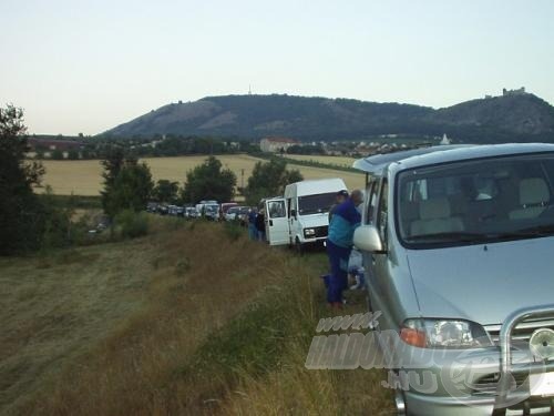 Már jóval a kezdés előtt felsorakoztak a csapatok a pályánál