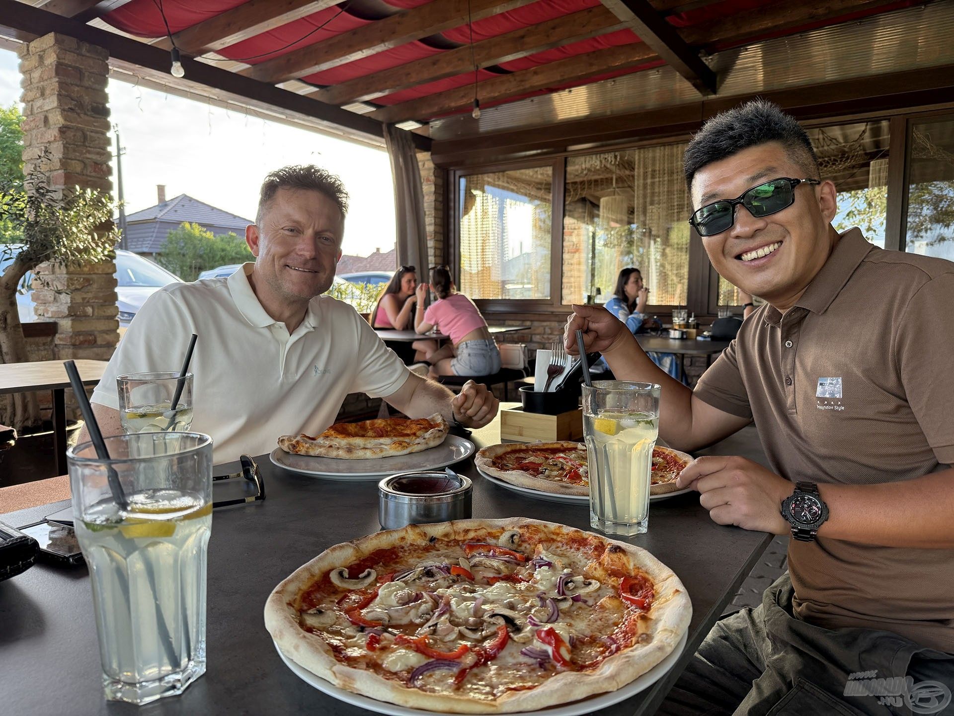 Természetesen a magyar, pontosabban az olasz konyha finomságait sem hagytuk ki, különösen ízlett neki az itthon készült pizza